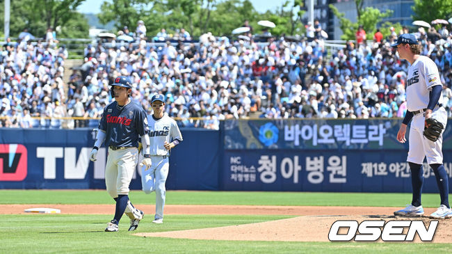 [OSEN=창원, 이석우 기자] 31일 창원NC파크에서 2026 신한 SOL KBO 리그 NC 다이노스와 롯데 자이언츠의 경기가 열렸다. 홈팀 NC는 비슬리가, 방문팀 롯데는 테일러가 선발 출전했다. 롯데 자이언츠 황성빈이 NC 다이노스 선발투수 테일러와 신경전을 벌이고 있다. 2026.05.31 / foto0307@osen.co.kr