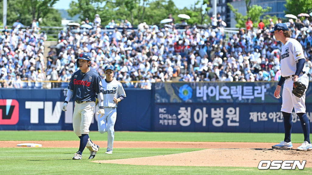 31일 창원NC파크에서 2026 신한 SOL KBO 리그 NC 다이노스와 롯데 자이언츠의 경기가 열렸다. 롯데 자이언츠 황성빈이 NC 다이노스 선발투수 테일러와 신경전을 벌이고 있다. 2026.05.31 / foto0307@osen.co.kr