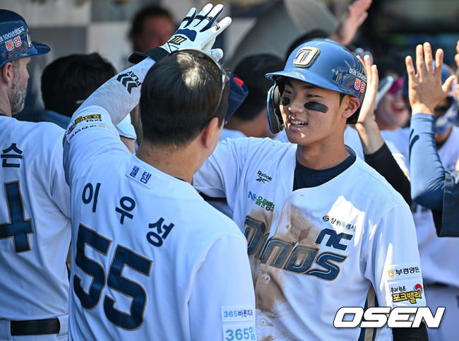 [OSEN=창원, 이석우 기자] 31일 창원NC파크에서 2026 신한 SOL KBO 리그 NC 다이노스와 롯데 자이언츠의 경기가 열렸다. 홈팀 NC는 비슬리가, 방문팀 롯데는 테일러가 선발 출전했다. NC 다이노스 김주원이 2회말 1사 1,2루 우월 3점 홈런을 치고 하이파이브를 하고 있다. 2026.05.31 / foto0307@osen.co.kr