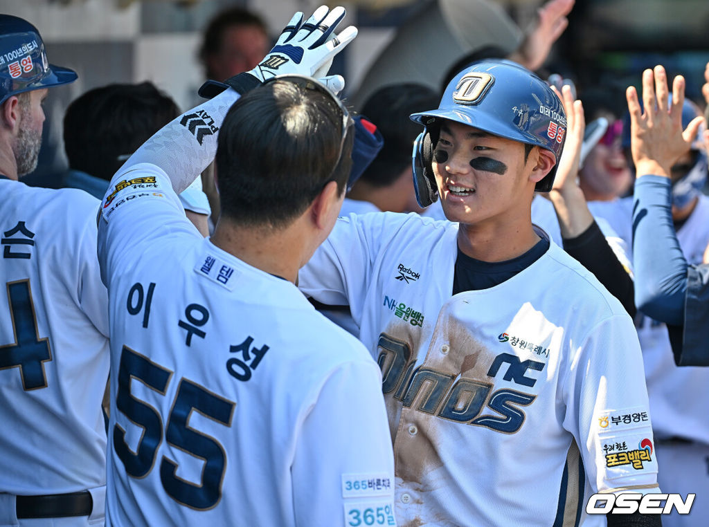 31일 창원NC파크에서 2026 신한 SOL KBO 리그 NC 다이노스와 롯데 자이언츠의 경기가 열렸다. NC 다이노스 김주원이 2회말 1사 1,2루 우월 3점 홈런을 치고 하이파이브를 하고 있다. 2026.05.31 / foto0307@osen.co.kr