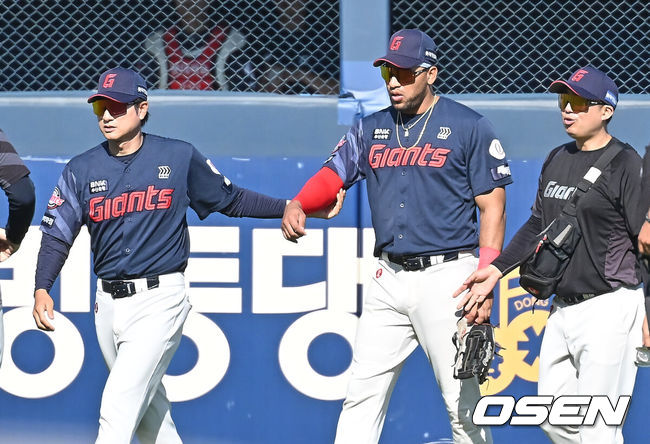 [OSEN=창원, 이석우 기자] 31일 창원NC파크에서 2026 신한 SOL KBO 리그 NC 다이노스와 롯데 자이언츠의 경기가 열렸다. 홈팀 NC는 비슬리가, 방문팀 롯데는 테일러가 선발 출전했다. 롯데 자이언츠 레이예스가 7회말 수비 도중 부상으로 교체되고 있다. 2026.05.31 / foto0307@osen.co.kr