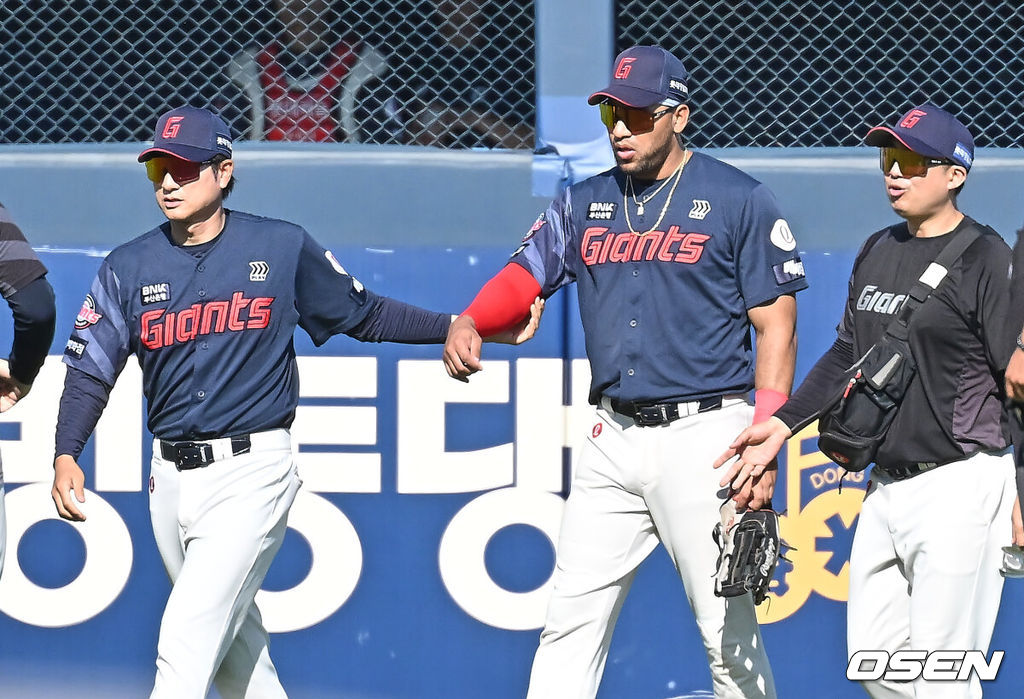 31일 창원NC파크에서 2026 신한 SOL KBO 리그 NC 다이노스와 롯데 자이언츠의 경기가 열렸다. 롯데 자이언츠 레이예스가 7회말 수비 도중 부상으로 교체되고 있다. 2026.05.31 / foto0307@osen.co.kr