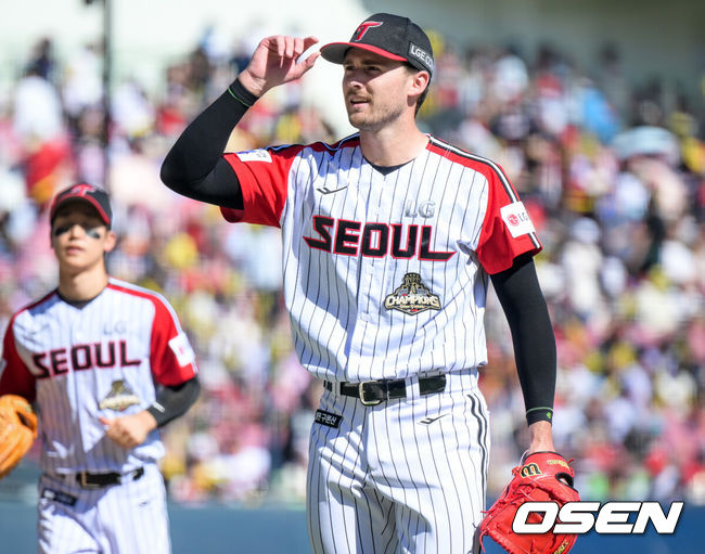 [OSEN=잠실, 조은정 기자]31일 서울 잠실야구장에서 ‘2026 신한 SOL Bank KBO리그’ LG 트윈스와 KIA 타이거즈의 경기가 열렸다.이날 LG는 톨허스트, KIA는 양현종을 선발로 내세웠다. 6회초 이닝을 마친 LG 톨허스트가 더그아웃으로 향하고 있다. 2026.05.31 /cej@osen.co.kr