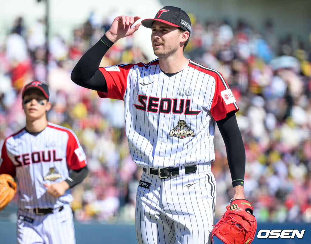 31일 서울 잠실야구장에서 ‘2026 신한 SOL Bank KBO리그’ LG 트윈스와 KIA 타이거즈의 경기가 열렸다.이날 LG는 톨허스트, KIA는 양현종을 선발로 내세웠다. 6회초 이닝을 마친 LG 톨허스트가 더그아웃으로 향하고 있다. 2026.05.31 /cej@osen.co.kr