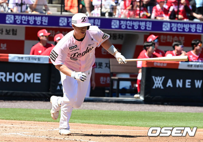 [OSEN=대전, 지형준 기자] 31일 대전 한화생명 볼파크에서 2026 신한 SOL KBO리그 한화 이글스와 SSG 랜더스의 경기가 열렸다.4연승을 노리는 한화는 윌켈 에르난데스, 전신 SK 와이번스 포함 창단 최다 12연패 위기에 몰린 SSG는 타케다 쇼타가 선발로 내세웠다.1회말 2사 2,3루에서 한화 노시환이 선제 2타점 적시타를 날리고 있다. 2026.05.31&nbsp;/ jpnews@osen.co.kr