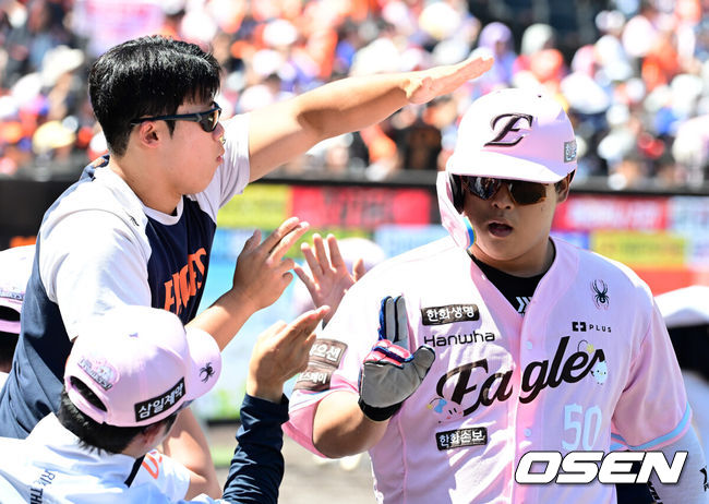[OSEN=대전, 지형준 기자] 31일 대전 한화생명 볼파크에서 2026 신한 SOL KBO리그 한화 이글스와 SSG 랜더스의 경기가 열렸다.4연승을 노리는 한화는 윌켈 에르난데스, 전신 SK 와이번스 포함 창단 최다 12연패 위기에 몰린 SSG는 타케다 쇼타가 선발로 내세웠다.1회말 2사 2,3루에서 한화 강백호가 노시환의 선제 2타점 적시 2루타에 득점에 성공하며 동료선수들과 기뻐하고 있다. 2026.05.31&nbsp;/ jpnews@osen.co.kr