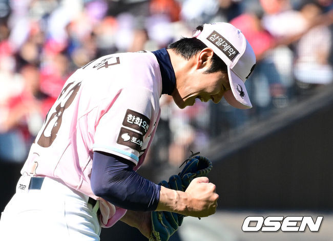[OSEN=대전, 지형준 기자] 31일 대전 한화생명 볼파크에서 2026 신한 SOL KBO리그 한화 이글스와 SSG 랜더스의 경기가 열렸다.4연승을 노리는 한화는 윌켈 에르난데스, 전신 SK 와이번스 포함 창단 최다 12연패 위기에 몰린 SSG는 타케다 쇼타가 선발로 내세웠다.8회초 수비를 마치고 한화 이상규가 기뻐하고 있다. 2026.05.31&nbsp;/ jpnews@osen.co.kr