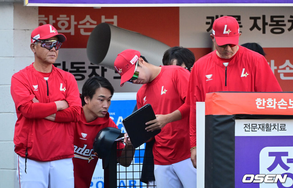 프로야구 한화 이글스가 SSG 랜더스와의 주말 3연전을 쓸어담고 4연승을 질주했다.김경문 감독이 이끄는 한화는 31일 대전 한화생명 볼파크에서 열린 2026 신한 SOL KBO리그 SSG와의 홈경기에서 6-2 승리를 거두고 싹쓸이승과 4연승을 달성했다. 최근 8경기 7승1패. 시즌 전적 27승25패. 반면 SSG는 결국 12연패에 빠지며 2000년 전신 SK 와이번스 창단 이후 최다 연패라는 불명예를 떠안았다.8회말 계속되는 실점에 SSG 이숭용 감독이 아쉬워하고 있다. 2026.05.31 / jpnews@osen.co.kr