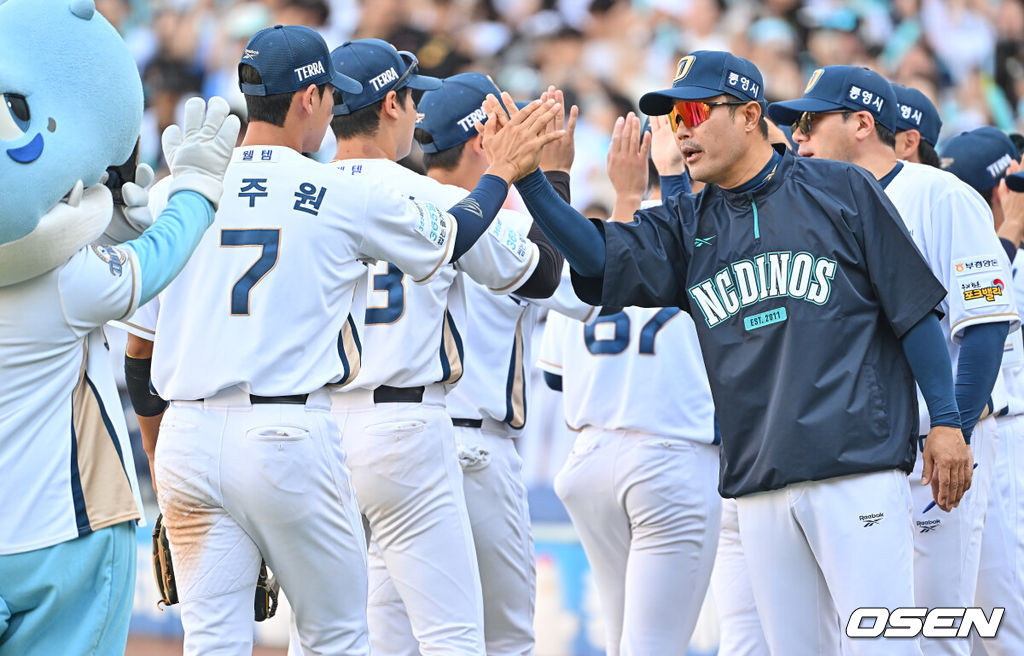 31일 창원NC파크에서 2026 신한 SOL KBO 리그 NC 다이노스와 롯데 자이언츠의 경기가 열렸다.  NC 다이노스 이호준 감독이 롯데 자이언츠에 8-2로 승리한 후 김주원과 기쁨을 나누고 있다. 2026.05.31 / foto0307@osen.co.kr