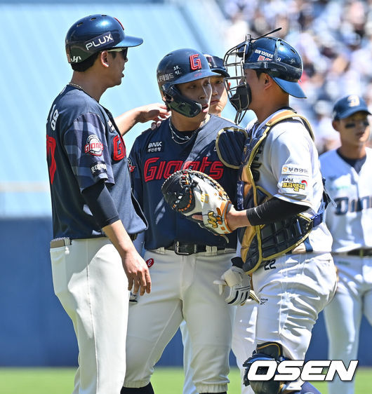 [OSEN=창원, 이석우 기자] 31일 창원NC파크에서 2026 신한 SOL KBO 리그 NC 다이노스와 롯데 자이언츠의 경기가 열렸다. 홈팀 NC는 비슬리가, 방문팀 롯데는 테일러가 선발 출전했다. 롯데 자이언츠 황성빈이 NC 다이노스 선발투수 테일러와 신경전을 벌이자 안중열과 주심이 말리고 있다. 2026.05.31 / foto0307@osen.co.kr