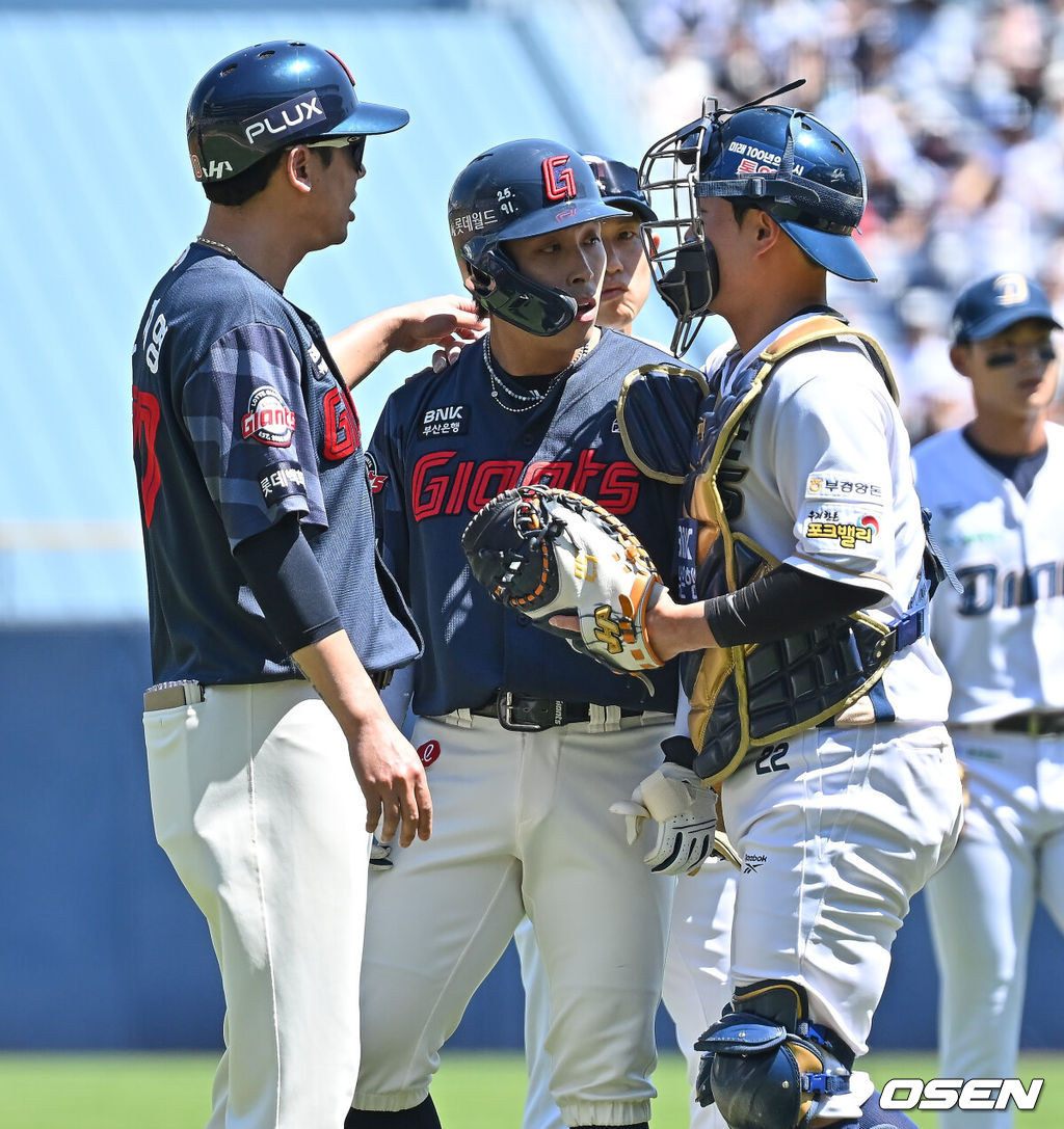 31일 창원NC파크에서 2026 신한 SOL KBO 리그 NC 다이노스와 롯데 자이언츠의 경기가 열렸다.  롯데 자이언츠 황성빈이 NC 다이노스 선발투수 테일러와 신경전을 벌이자 안중열과 주심이 말리고 있다. 2026.05.31 / foto0307@osen.co.kr