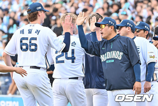 [OSEN=창원, 이석우 기자] 31일 창원NC파크에서 2026 신한 SOL KBO 리그 NC 다이노스와 롯데 자이언츠의 경기가 열렸다. 홈팀 NC는 비슬리가, 방문팀 롯데는 테일러가 선발 출전했다. NC 다이노스 이호준 감독이 롯데 자이언츠에 8-2로 승리한 후 테일러와 기쁨을 나누고 있다. 2026.05.31 / foto0307@osen.co.kr