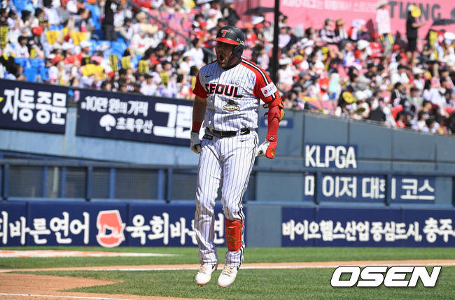 [OSEN=잠실, 조은정 기자]31일 서울 잠실야구장에서 ‘2026 신한 SOL Bank KBO리그’ LG 트윈스와 KIA 타이거즈의 경기가 열렸다.이날 LG는 톨허스트, KIA는 양현종을 선발로 내세웠다. 5회말 2사 1루에서 LG 오스틴이 다시 앞서가는 투런 홈런을 날린 뒤 베이스를 돌고 있다. 2026.05.31 /cej@osen.co.kr