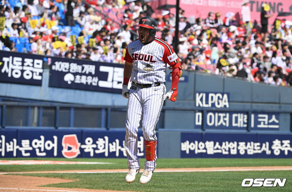 31일 서울 잠실야구장에서 ‘2026 신한 SOL Bank KBO리그’ LG 트윈스와 KIA 타이거즈의 경기가 열렸다.이날 LG는 톨허스트, KIA는 양현종을 선발로 내세웠다. 5회말 2사 1루에서 LG 오스틴이 다시 앞서가는 투런 홈런을 날린 뒤 베이스를 돌고 있다. 2026.05.31 /cej@osen.co.kr