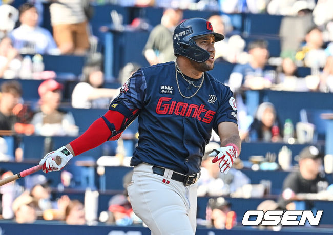 [OSEN=창원, 이석우 기자] 31일 창원NC파크에서 2026 신한 SOL KBO 리그 NC 다이노스와 롯데 자이언츠의 경기가 열렸다.  롯데 자이언츠 레이예스가 6회초 1사 1루 우월 2점 홈런을 치고 있다. 2026.05.31 / foto0307@osen.co.kr