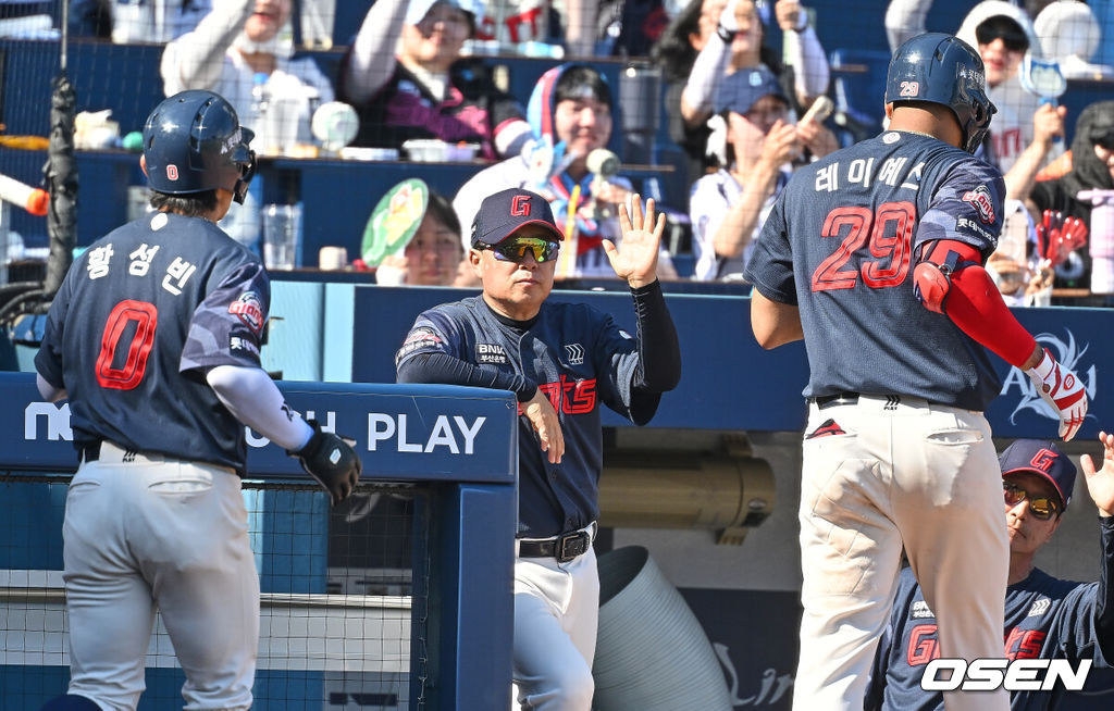 31일 창원NC파크에서 2026 신한 SOL KBO 리그 NC 다이노스와 롯데 자이언츠의 경기가 열렸다. 롯데 자이언츠 레이예스가 6회초 1사 1루 우월 2점 홈런을 치고 김태형 감독과 하이파이브를 하고 있다. 2026.05.31 / foto0307@osen.co.kr