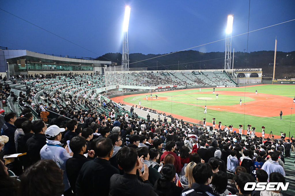 20일 울산 문수야구장에서 2026 메디힐 KBO 퓨처스리그 울산 웨일즈와 롯데 자이언츠의 경기가 열렸다. 울산은 오카다를 선발로, 롯데는 현도훈을 선발로 출전시켰다.울산 야구 팬들이 울산 웨일즈 창단 첫 경기를 관람하고 있다. 2026.03.20 / foto0307@osen.co.kr