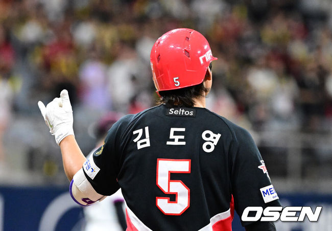 [OSEN=고척, 지형준 기자] 28일 오후 서울 고척스카이돔에서 2026 신한 SOL KBO리그 키움 히어로즈와 KIA 타이거즈의 경기가 열렸다. 5회초 1사에서 KIA 김도영이 좌전 안타를 날리며 기뻐하고 있다. 2026.05.28&nbsp;/ jpnews@osen.co.kr