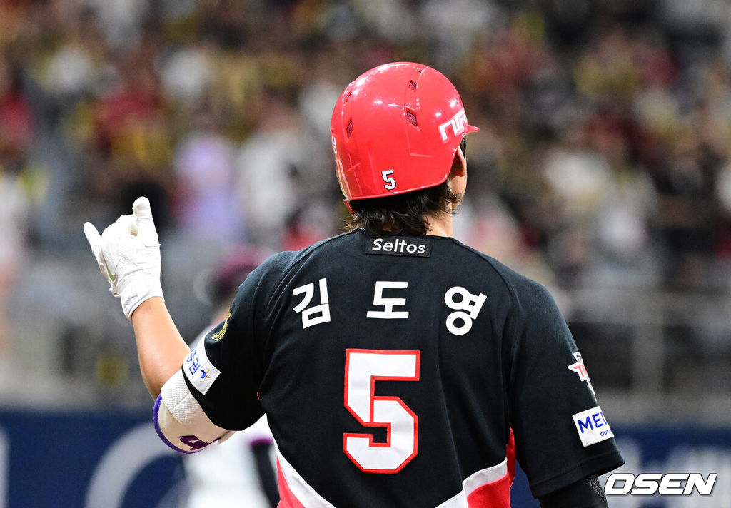 28일 오후 서울 고척스카이돔에서 2026 신한 SOL KBO리그 키움 히어로즈와 KIA 타이거즈의 경기가 열렸다. 5회초 1사에서 KIA 김도영이 좌전 안타를 날리며 기뻐하고 있다. 2026.05.28 / jpnews@osen.co.kr