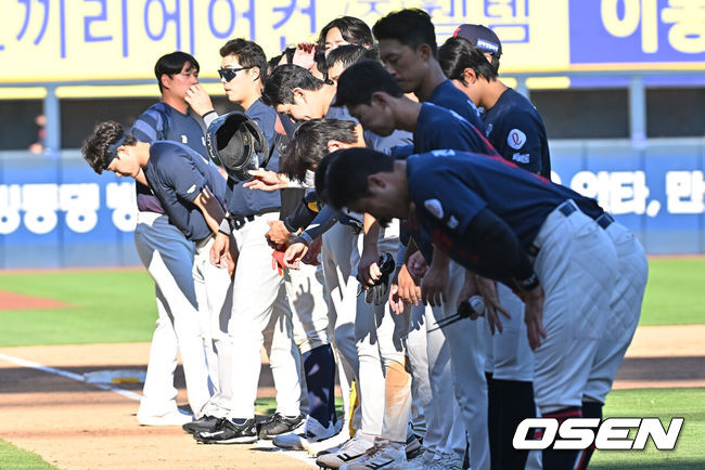[OSEN=창원, 이석우 기자] 31일 창원NC파크에서 2026 신한 SOL KBO 리그 NC 다이노스와 롯데 자이언츠의 경기가 열렸다. 홈팀 NC는 비슬리가, 방문팀 롯데는 테일러가 선발 출전했다. 롯데 자이언츠 선수들이 NC 다이노스에 2-8로 패한 후 아쉬운 인사를 하고 있다. 2026.05.31 / foto0307@osen.co.kr