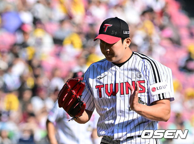 [OSEN=잠실, 지형준 기자] 프로야구 LG 트윈스가 키움 히어로즈에 전날 패배를 설욕했다.&nbsp;LG는&nbsp;23일 서울 잠실구장에서 열린 2026 KBO리그 키움과 경기에서 5-2로 승리했다.&nbsp;선발 임찬규는 6이닝 6피안타 3볼넷 4탈삼진 2실점으로 QS를 기록하며 시즌 4승째를 기록했다. 박동원이 결승 2타점 적시타를 터뜨렸다.&nbsp;LG 손주영이 승리를 기뻐하고 있다. 2026.05.23&nbsp;/ jpnews@osen.co.kr