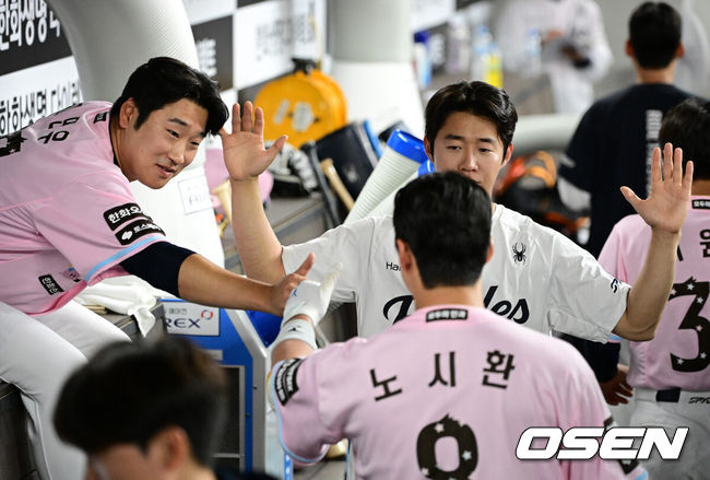 [OSEN=대전, 지형준 기자] 30일 대전 한화생명 볼파크에서 2026 신한 SOL KBO리그 한화 이글스와 SSG 랜더스의 경기가 열렸다.한화는 류현진, SSG은 김건우를 선발로 내세웠다.&nbsp;8회말 무사에서 한화 노시환이 좌월 솔로포를 날리며 이민우, 이상규와 기뻐하고 있다. 2026.05.30&nbsp;/ jpnews@osen.co.kr