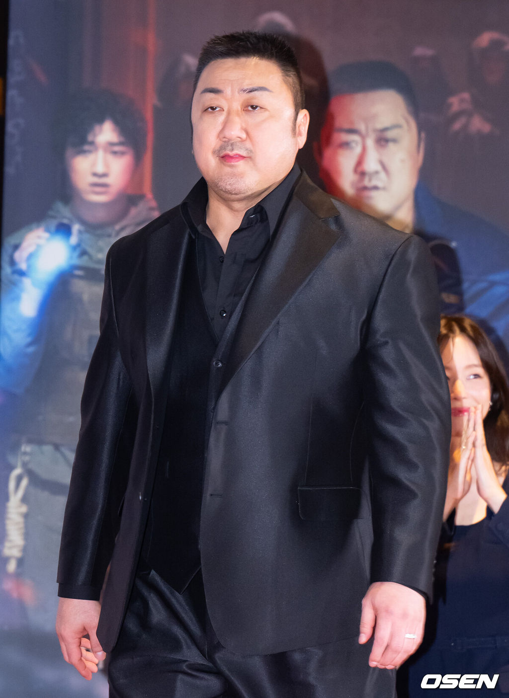 21일 서울 잠실 롯데월드타워 롯데시네마에서 영화 '거룩한 밤: 데몬 헌터스'(감독 임대희) VIP 시사회 포토월 행사가 진행됐다.'거룩한 밤: 데몬 헌터스'는 악을 숭배하는 집단에 의해 혼란에 빠진 도시, 특별한 능력을 갖춘 어둠의 해결사 '거룩한 밤' 팀 바우(마동석), 샤론(서현), 김군(이다윗)이 악의 무리를 처단하는 오컬트 액션이다.배우 마동석이 행사장으로 입장하고 있다. 2025.04.21 / ksl0919@osen.co.kr