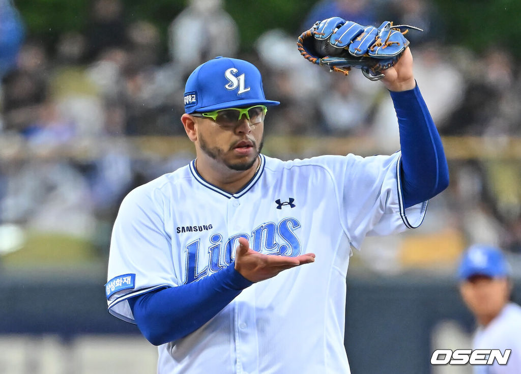 21일 포항야구장에서 2026 신한 SOL KBO 리그 삼성 라이온즈와 KT 위즈의 경기가 열렸다. 홈팀 삼성은 후라도가, 방문팀 KT는 오원석이 선발 출전했다. 삼성 라이온즈 선발투수 후라도가 2회초 1사 1루 KT 위즈 유준규 타석때 스트라이크 존에 대해 얘기하고 있다. 2026.05.21 / foto0307@osen.co.kr