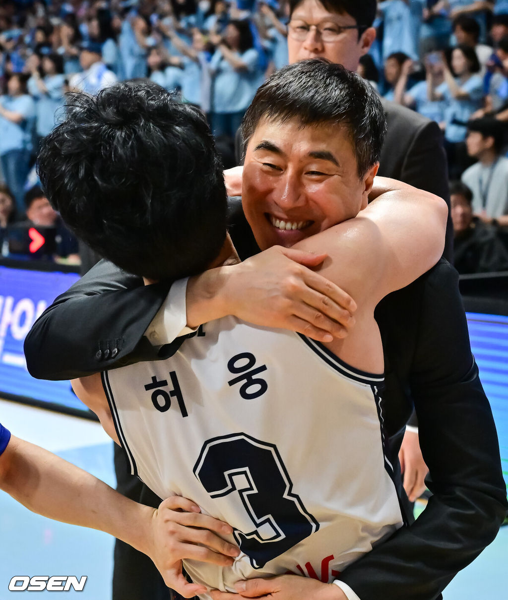 정규리그 6위가 챔프전 우승을 했다! 부산 KCC가 프로농구 새 역사를 썼다. 부산 KCC는 13일 고양소노아레나에서 개최된 2025-26 LG전자 프로농구 챔피언결정전 5차전에서 고양 소노를 76-68로 제압했다. KCC는 4승 1패로 2년 만의 챔프전 우승컵 탈환에 성공했다.우승 확정 순간 KCC 이상민 감독이 허웅과 포옹을 하고 있다    2026.05.13 / soul1014@osen.co.kr