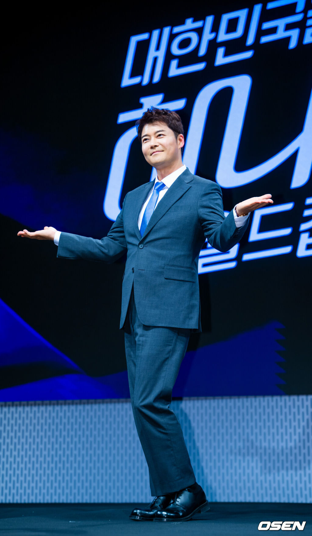2일 오후 서울 여의도 KBS 아트홀에서 KBS 2026 FIFA 북중미 월드컵 제작발표회가 진행됐다. 한국은 이번 대회 조별리그 A조에서 체코, 멕시코, 남아프리카공화국과 경쟁한다. 6월12일 체코전을 시작으로 19일 멕시코전, 25일 남아프리카공화국전을 차례로 치르며 32강 진출을 노린다.전현무 캐스터가 포즈를 취하고 있다. 2026.06.02 /rumi@osen.co.kr