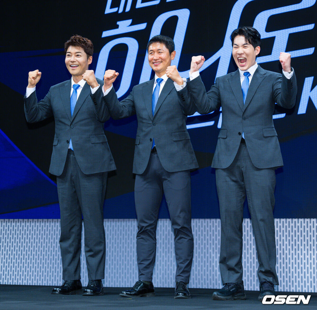 2일 오후 서울 여의도 KBS 아트홀에서 KBS 2026 FIFA 북중미 월드컵 제작발표회가 진행됐다. 한국은 이번 대회 조별리그 A조에서 체코, 멕시코, 남아프리카공화국과 경쟁한다. 6월12일 체코전을 시작으로 19일 멕시코전, 25일 남아프리카공화국전을 차례로 치르며 32강 진출을 노린다.전현무 캐스터, 이영표 해설위원, 남현종 캐스터의 포토타임을 갖고 있다. 2026.06.02 /rumi@osen.co.kr
