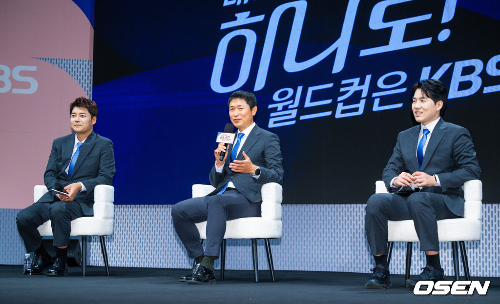 2일 오후 서울 여의도 KBS 아트홀에서 KBS 2026 FIFA 북중미 월드컵 제작발표회가 진행됐다. 한국은 이번 대회 조별리그 A조에서 체코, 멕시코, 남아프리카공화국과 경쟁한다. 6월12일 체코전을 시작으로 19일 멕시코전, 25일 남아프리카공화국전을 차례로 치르며 32강 진출을 노린다.전현무 캐스터, 이영표 해설위원, 남현종 캐스터가 기자간담회를 하고 있다. 2026.06.02 /rumi@osen.co.kr