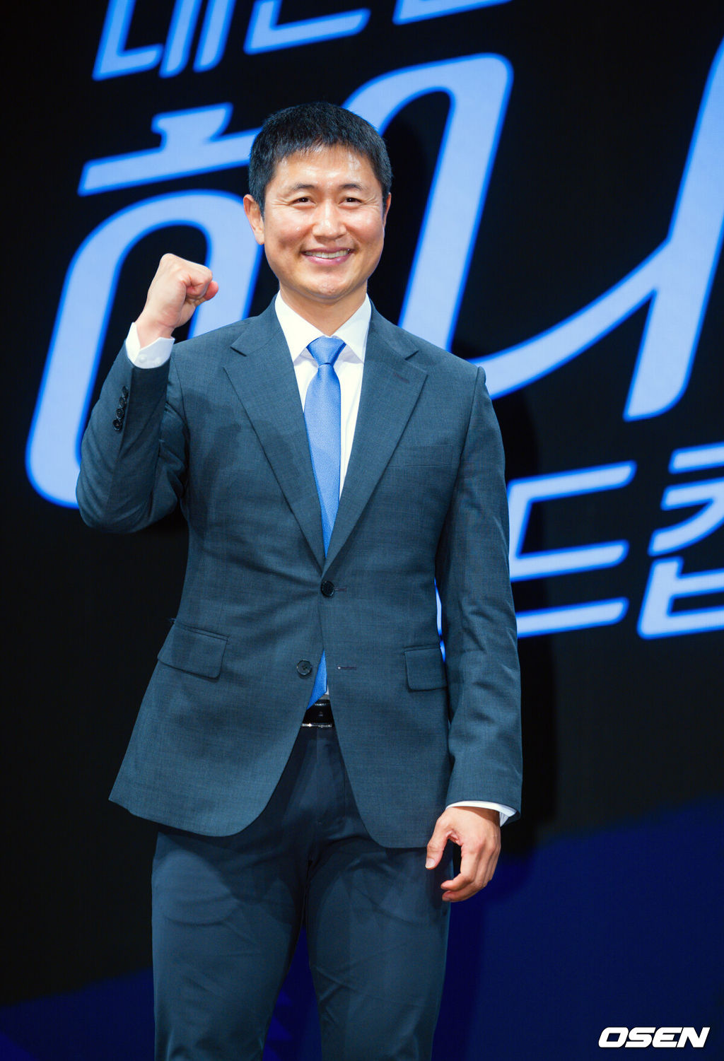 2일 오후 서울 여의도 KBS 아트홀에서 KBS 2026 FIFA 북중미 월드컵 제작발표회가 진행됐다. 한국은 이번 대회 조별리그 A조에서 체코, 멕시코, 남아프리카공화국과 경쟁한다. 6월12일 체코전을 시작으로 19일 멕시코전, 25일 남아프리카공화국전을 차례로 치르며 32강 진출을 노린다.이영표 해설위원이 포즈를 취하고 있다. 2026.06.02 /rumi@osen.co.kr