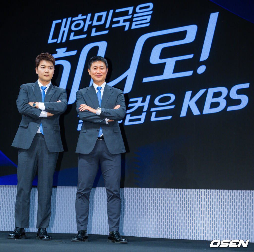 2일 오후 서울 여의도 KBS 아트홀에서 KBS 2026 FIFA 북중미 월드컵 제작발표회가 진행됐다. 한국은 이번 대회 조별리그 A조에서 체코, 멕시코, 남아프리카공화국과 경쟁한다. 6월12일 체코전을 시작으로 19일 멕시코전, 25일 남아프리카공화국전을 차례로 치르며 32강 진출을 노린다.전현무 캐스터와 이영표 해설위원이 포즈를 취하고 있다. 2026.06.02 /rumi@osen.co.kr