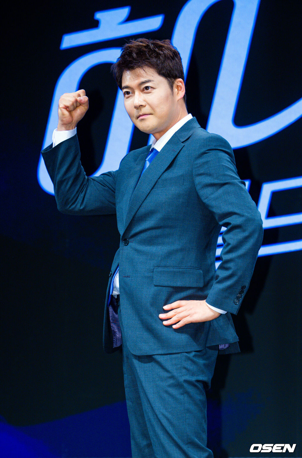2일 오후 서울 여의도 KBS 아트홀에서 KBS 2026 FIFA 북중미 월드컵 제작발표회가 진행됐다. 한국은 이번 대회 조별리그 A조에서 체코, 멕시코, 남아프리카공화국과 경쟁한다. 6월12일 체코전을 시작으로 19일 멕시코전, 25일 남아프리카공화국전을 차례로 치르며 32강 진출을 노린다.전현무 캐스터가 포즈를 취하고 있다. 2026.06.02 /rumi@osen.co.kr