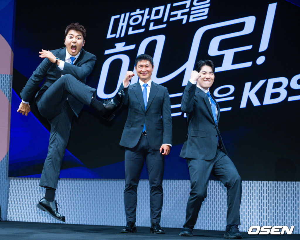 2일 오후 서울 여의도 KBS 아트홀에서 KBS 2026 FIFA 북중미 월드컵 제작발표회가 진행됐다. 한국은 이번 대회 조별리그 A조에서 체코, 멕시코, 남아프리카공화국과 경쟁한다. 6월12일 체코전을 시작으로 19일 멕시코전, 25일 남아프리카공화국전을 차례로 치르며 32강 진출을 노린다.전현무 캐스터, 이영표 해설위원, 남현종 캐스터의 포토타임 중 전현무가 슈팅을 하고 있다. 2026.06.02 /rumi@osen.co.kr