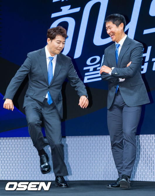 [OSEN=민경훈 기자] 2일 오후 서울 여의도 KBS 아트홀에서 KBS 2026 FIFA 북중미 월드컵 제작발표회가 진행됐다. 한국은 이번 대회 조별리그 A조에서 체코, 멕시코, 남아프리카공화국과 경쟁한다. 6월12일 체코전을 시작으로 19일 멕시코전, 25일 남아프리카공화국전을 차례로 치르며 32강 진출을 노린다.전현무 캐스터가 이영표 해설위원 앞에서 발재간을 선보이고 있다. 2026.06.02 /rumi@osen.co.kr