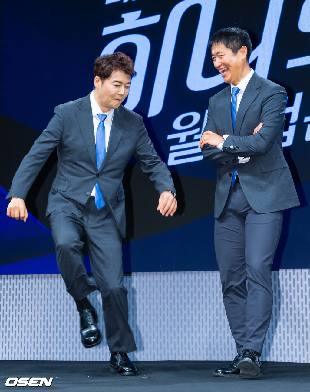 2일 오후 서울 여의도 KBS 아트홀에서 KBS 2026 FIFA 북중미 월드컵 제작발표회가 진행됐다. 한국은 이번 대회 조별리그 A조에서 체코, 멕시코, 남아프리카공화국과 경쟁한다. 6월12일 체코전을 시작으로 19일 멕시코전, 25일 남아프리카공화국전을 차례로 치르며 32강 진출을 노린다.전현무 캐스터가 이영표 해설위원 앞에서 발재간을 선보이고 있다. 2026.06.02 /rumi@osen.co.kr