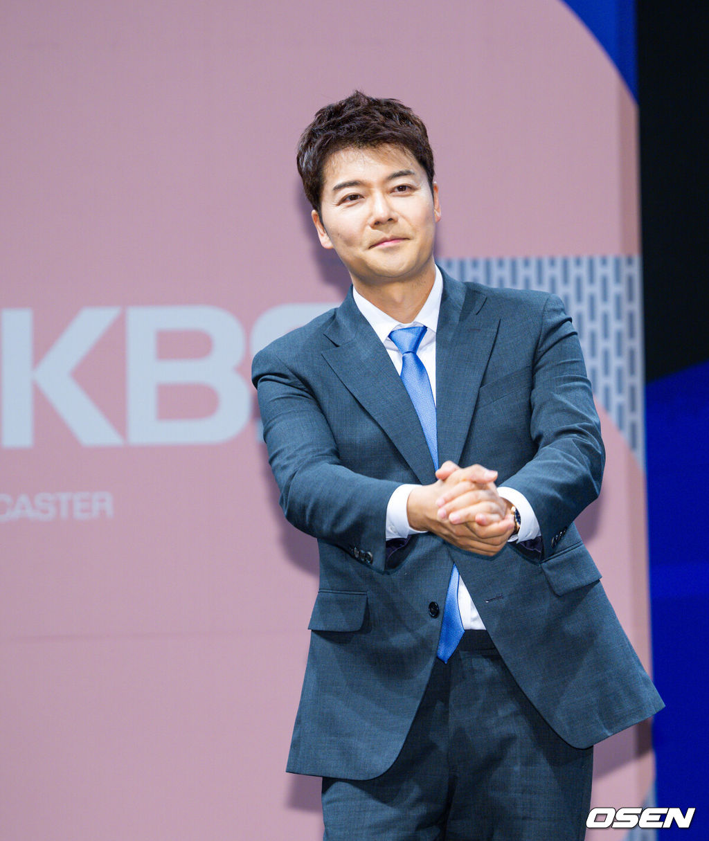 2일 오후 서울 여의도 KBS 아트홀에서 KBS 2026 FIFA 북중미 월드컵 제작발표회가 진행됐다. 한국은 이번 대회 조별리그 A조에서 체코, 멕시코, 남아프리카공화국과 경쟁한다. 6월12일 체코전을 시작으로 19일 멕시코전, 25일 남아프리카공화국전을 차례로 치르며 32강 진출을 노린다.전현무 캐스터가 포즈를 취하고 있다. 2026.06.02 /rumi@osen.co.kr