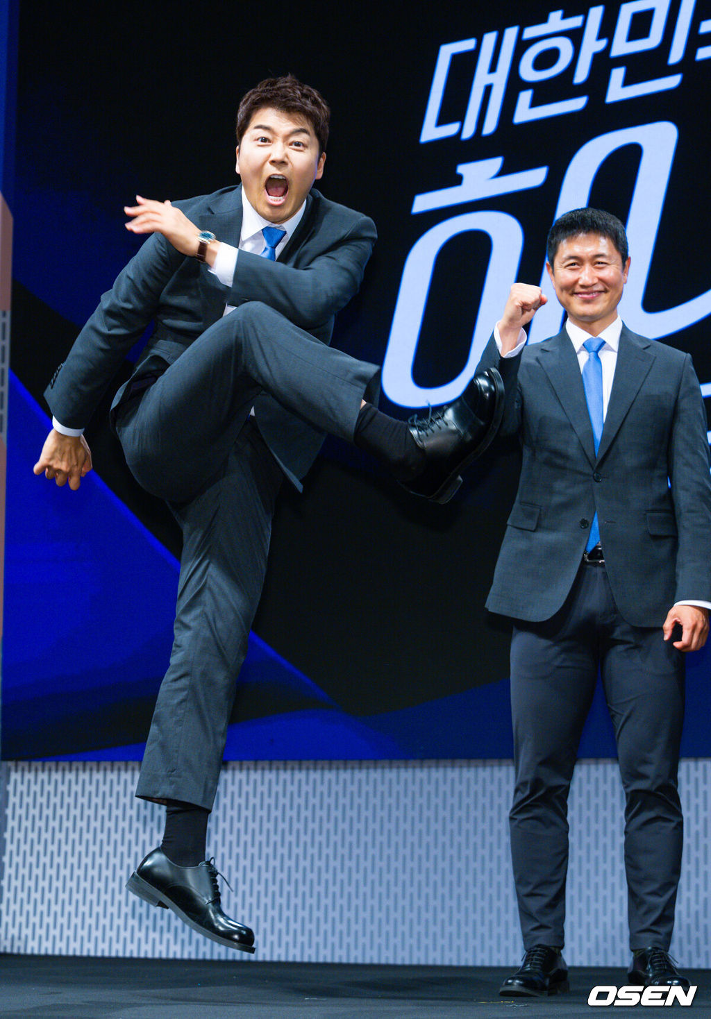 2일 오후 서울 여의도 KBS 아트홀에서 KBS 2026 FIFA 북중미 월드컵 제작발표회가 진행됐다. 한국은 이번 대회 조별리그 A조에서 체코, 멕시코, 남아프리카공화국과 경쟁한다. 6월12일 체코전을 시작으로 19일 멕시코전, 25일 남아프리카공화국전을 차례로 치르며 32강 진출을 노린다.전현무 캐스터가 이영표 해설위원 앞에서 슈팅을 하고 있다. 2026.06.02 /rumi@osen.co.kr