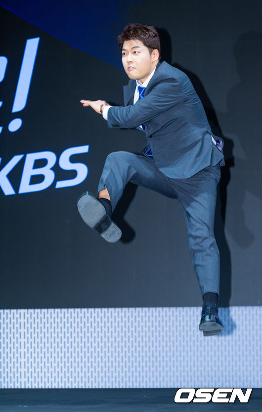 [OSEN=민경훈 기자] 2일 오후 서울 여의도 KBS 아트홀에서 KBS 2026 FIFA 북중미 월드컵 제작발표회가 진행됐다. 한국은 이번 대회 조별리그 A조에서 체코, 멕시코, 남아프리카공화국과 경쟁한다. 6월12일 체코전을 시작으로 19일 멕시코전, 25일 남아프리카공화국전을 차례로 치르며 32강 진출을 노린다.전현무 캐스터가 슈팅 포즈를 취하고 있다. 2026.06.02 /rumi@osen.co.kr