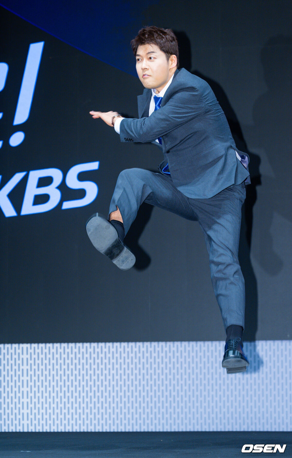 2일 오후 서울 여의도 KBS 아트홀에서 KBS 2026 FIFA 북중미 월드컵 제작발표회가 진행됐다. 한국은 이번 대회 조별리그 A조에서 체코, 멕시코, 남아프리카공화국과 경쟁한다. 6월12일 체코전을 시작으로 19일 멕시코전, 25일 남아프리카공화국전을 차례로 치르며 32강 진출을 노린다.전현무 캐스터가 슈팅 포즈를 취하고 있다. 2026.06.02 /rumi@osen.co.kr