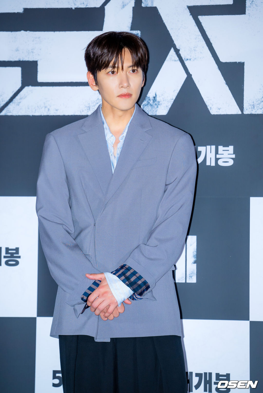 20일 오후 서울 용산구 CGV 용산아이파크몰에서 영화 '군체' 시사회가 열렸다.연상호 감독의 신작 '군체'는 정체불명의 감염사태로 봉쇄된 건물 안, 고립된 생존자들이 예측할 수 없는 형태로 진화하는 감염자들에 맞서 벌이는 사투를 그린다. 배우 지창욱이 포즈를 취하고 있다. 2026.05.20 /rumi@osen.co.kr