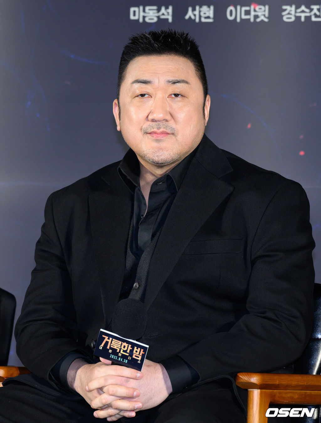 2일 서울 롯데시네마 건대입구에서 영화 '거룩한 밤: 데몬 헌터스' 제작보고회가 열렸다.‘거룩한 밤: 데몬 헌터스’는 악을 숭배하는 집단에 의해 혼란에 빠진 도시, 특별한 능력을 가진 어둠의 해결사 ‘거룩한 밤’ 팀 바우(마동석), 샤론(서현), 김군(이다윗)이 악의 무리를 처단하는 오컬트 액션영화로 오는 30일 개봉한다.배우 마동석이 취재진의 질문을 듣고 있다. 2025.04.02 /sunday@osen.co.kr