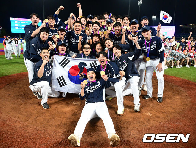 [OSEN=사오싱(중국), 김성락 기자] 류중일 감독이 이끄는 한국 야구 대표팀이 4회 연속 우승을 차지했다.&nbsp;한국은 7일(이하 한국시간) 중국 저장성 사오싱 야구장에서 열린 2022 항저우 아시안게임 야구 결승전에서 대만을 2-0으로 눌렀다. 이로써 지난 2일 대만과의 B조 예선 2차전 0-4 완패를 설욕하며 금메달을 목에 걸었다.&nbsp;경기 종료 후 대한민국 선수들이 세리머니를 하고 있다. 2023.10.07 /ksl0919@osen.co.kr2023.10.07 /ksl0919@osen.co.kr