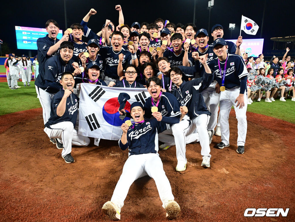 류중일 감독이 이끄는 한국 야구 대표팀이 4회 연속 우승을 차지했다. 한국은 7일(이하 한국시간) 중국 저장성 사오싱 야구장에서 열린 2022 항저우 아시안게임 야구 결승전에서 대만을 2-0으로 눌렀다. 이로써 지난 2일 대만과의 B조 예선 2차전 0-4 완패를 설욕하며 금메달을 목에 걸었다. 경기 종료 후 대한민국 선수들이 세리머니를 하고 있다. 2023.10.07 /ksl0919@osen.co.kr2023.10.07 /ksl0919@osen.co.kr