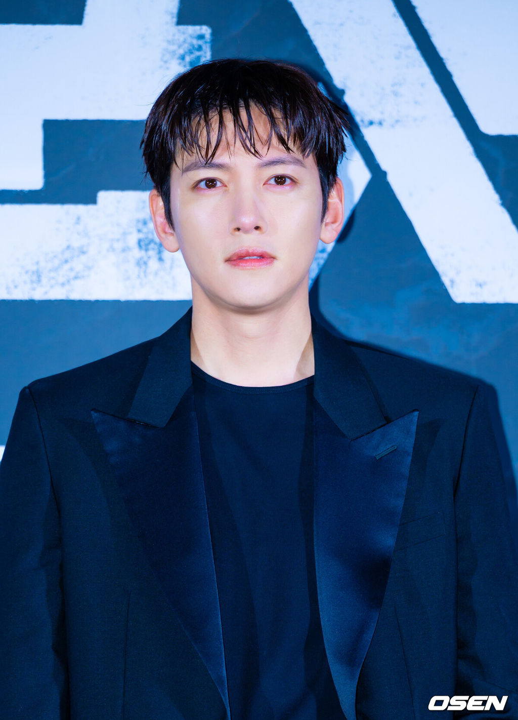 6일 오전 서울 용산구 CGV 용산아이파크몰에서 영화 '군체' 제작보고회가 열렸다.연상호 감독의 신작 '군체'는 정체불명의 감염사태로 봉쇄된 건물 안, 고립된 생존자들이 예측할 수 없는 형태로 진화하는 감염자들에 맞서 벌이는 사투를 그린다. 배우 지창욱이 포즈를 취하고 있다. 2026.04.06 /rumi@osen.co.kr