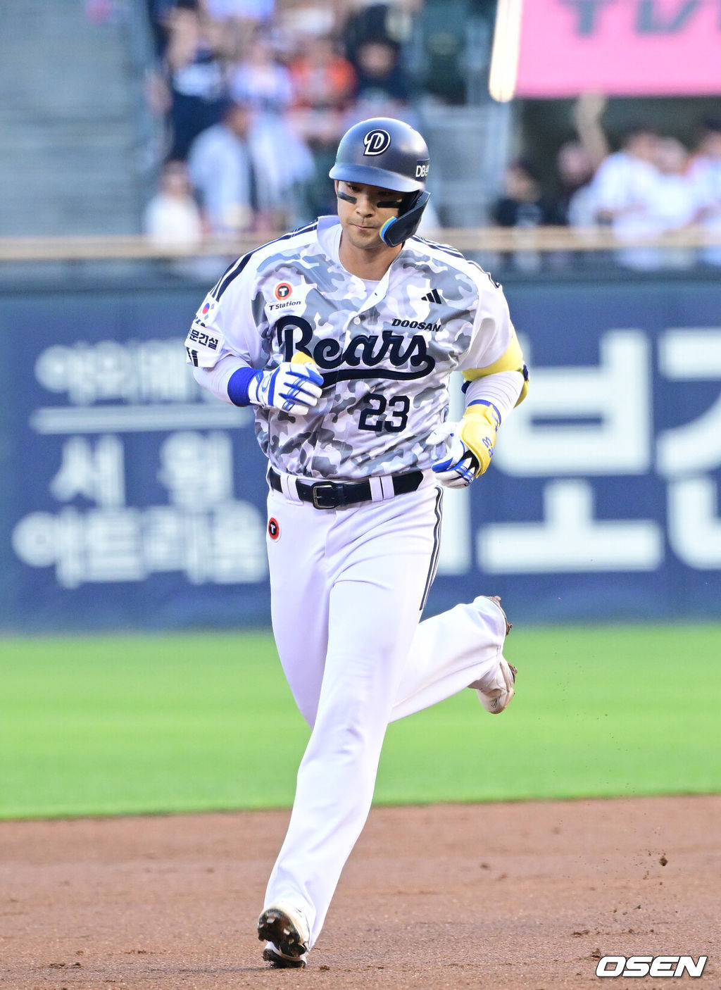 2일 서울 잠실야구장에서 ‘2026 신한 SOL Bank KBO리그’ 두산 베어스와 한화 이글스의 경기가 열렸다.홈팀 두산은 웨스 벤자민, 방문팀 한화는 박준영을 선발로 내세웠다.3회말 1사 주자없는 상황 두산 강승호가 선제 우월 솔로포를 날리고 그라운드를 돌고 있다. 2026.06.02 / dreamer@osen.co.kr