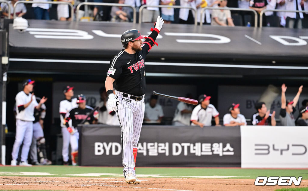 2일 오후 수원KT위즈파크에서  '2026 신한 SOL Bank KBO리그' KT 위즈와 LG 트윈스의 경기가 진행됐다.이날 KT는 한차현(0승 0패)을, LG는 임찬규(4승 1패)를 선발투수로 내세웠다. 1위 LG(33승20패)는 KT(32승1무20패)를 상대로 선두 수성을, 2위 KT는 홈에서 승리해 선두 탈환을 노린다. 3회초 2사 2루 LG 오스틴이 2점 홈런을 날리고 있다. KBO 개인 통산 100홈런.  2026.06.02 / soul1014@osen.co.kr