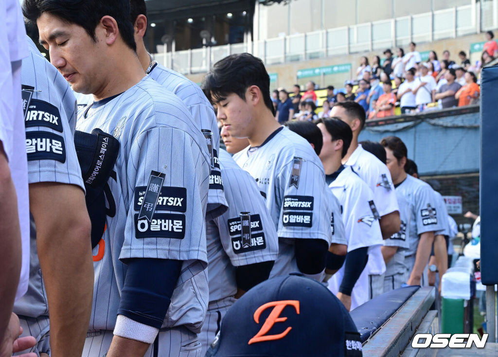 2일 서울 잠실야구장에서 ‘2026 신한 SOL Bank KBO리그’ 두산 베어스와 한화 이글스의 경기가 열렸다.홈팀 두산은 웨스 벤자민, 방문팀 한화는 박준영을 선발로 내세웠다.한화 선수단 및 코칭스태프가 한화에어로스페이스 폭발 사고로 유명을 달리한 임직원들을 추모하고 유가족에게 깊은 애도를 표하기 위해 유니폼에 근조 리본을 착용하고 경기에 나섰다. 경기를 앞두고 국기에 대한 경례를 하는 한화 선수단. 2026.06.02 / dreamer@osen.co.kr